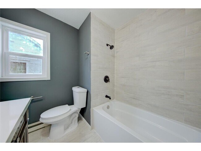 Building Photo - 1 Bedroom 1 Bath plus Den/Home Office Blocks from Bde Maka Ska