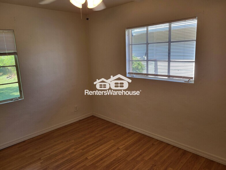 Building Photo - 1341 E Hall St