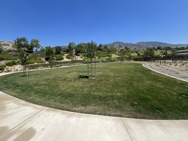 Building Photo - 869 East Mountain Way
