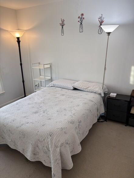 Building Photo - 1902 N Daniel St