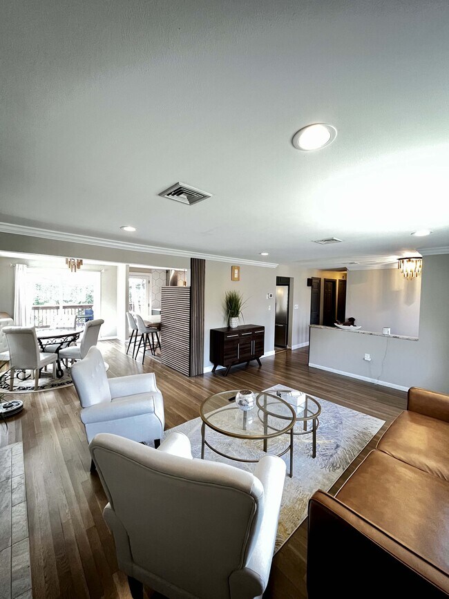 Building Photo - 6 Larson Cir