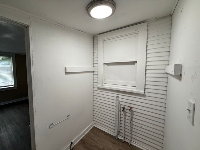 Building Photo - New paint/ hardwood floors 3BD 1 BA