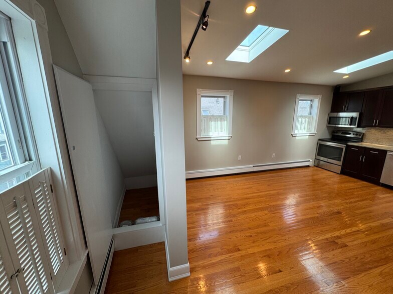 Building Photo - 24 Ellington Rd