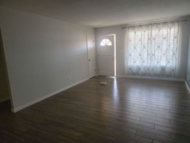 Building Photo - Spacious 3bd home in Glendale