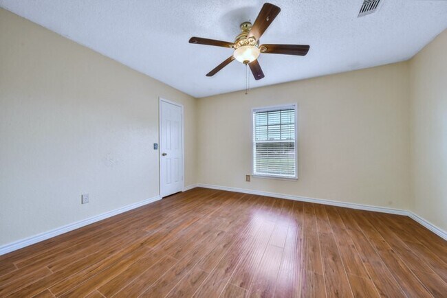 Building Photo - 3006 Mesquite Dr
