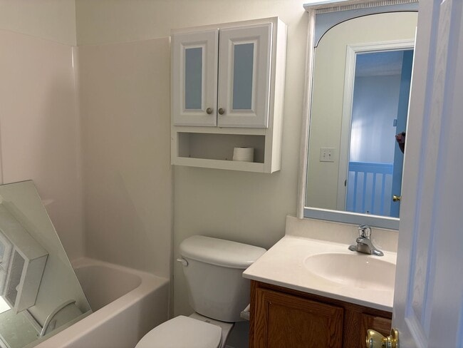 Building Photo - Charming Townhouse