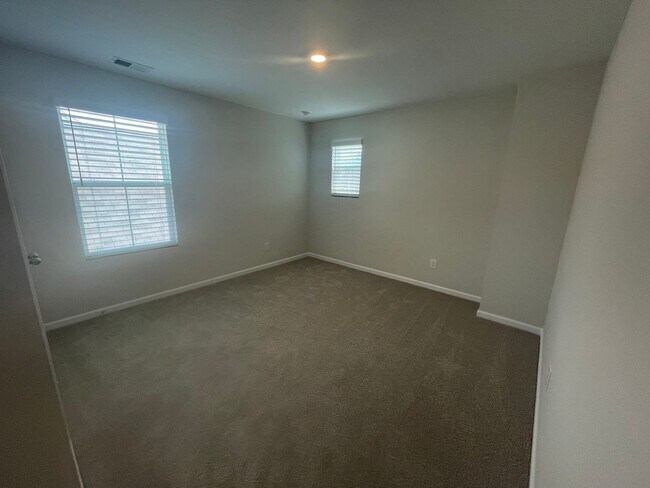 Building Photo - 3 BR Home in River Oaks!