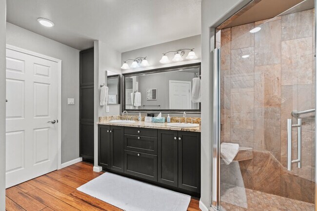 Building Photo - 1740 W Live Oak St