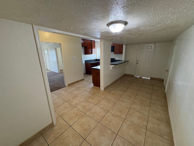 Building Photo - Charming NW Visalia Home Available Now!