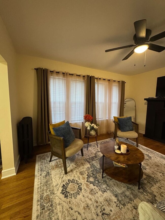 Building Photo - 610 E 74th St