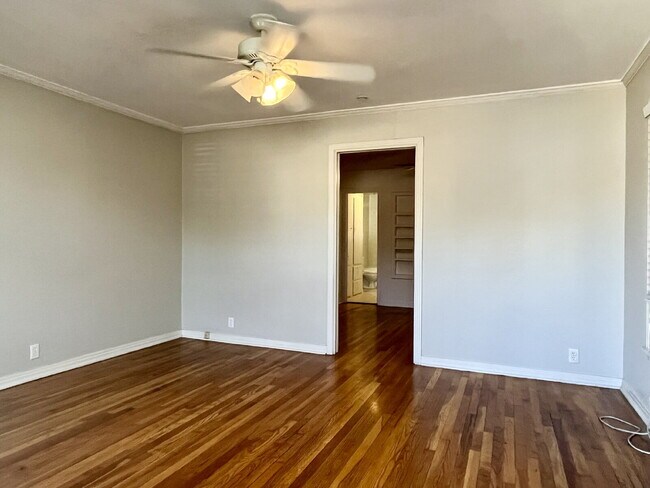 Building Photo - Charm, Comfort and Convenience!