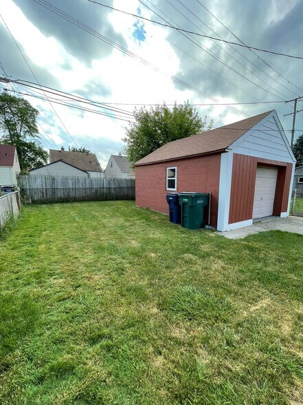 Building Photo - 811 White Ave