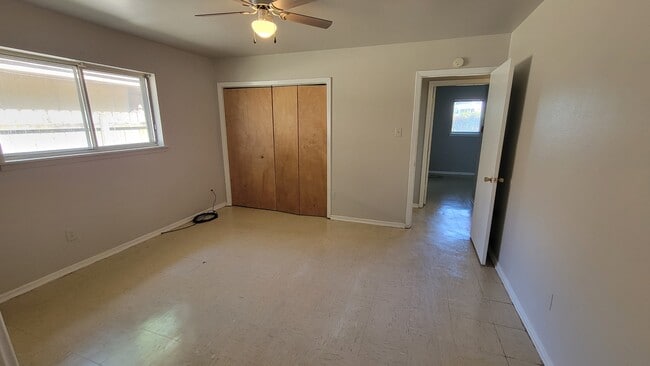 Building Photo - 4909 Dahlia Dr