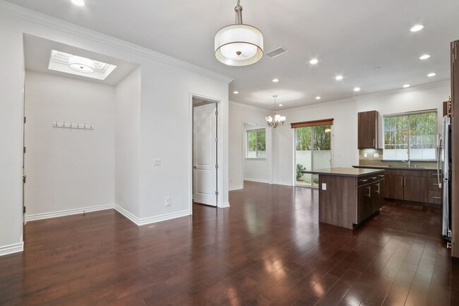 Building Photo - 908 N Santa Anita Ave