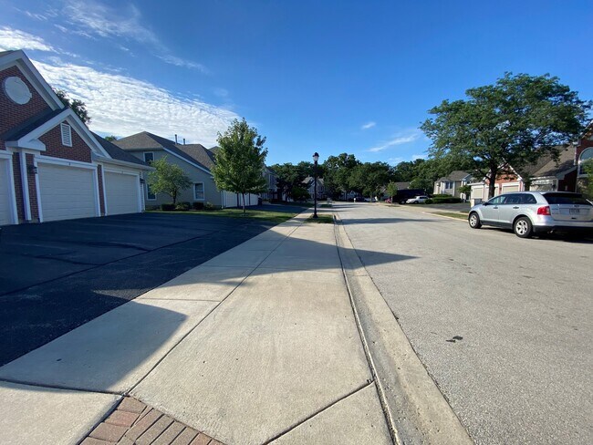 Building Photo - 1874 Fox Run Dr