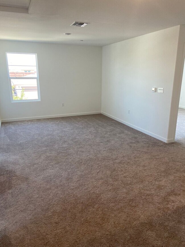 Building Photo - 4 Bdrm, 2.5 bath Solar home - Pradera Ranch Community