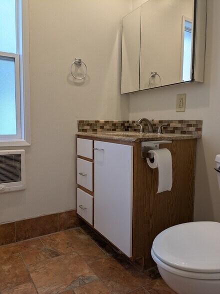 Bath - 5220 SW Franklin Ave