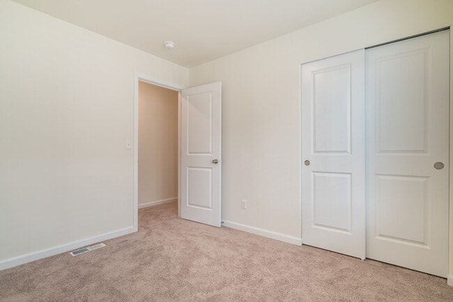 Building Photo - Super clean & spacious 4-bdrm/3-bath townhome in NE—Attached garage, great location