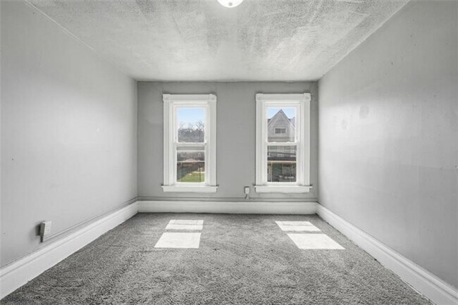 Building Photo - 5-bedroom, 1-bath home in East Pittsburgh