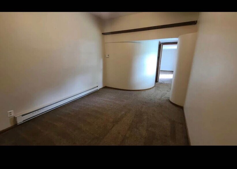 Building Photo - 6015 N River Rd