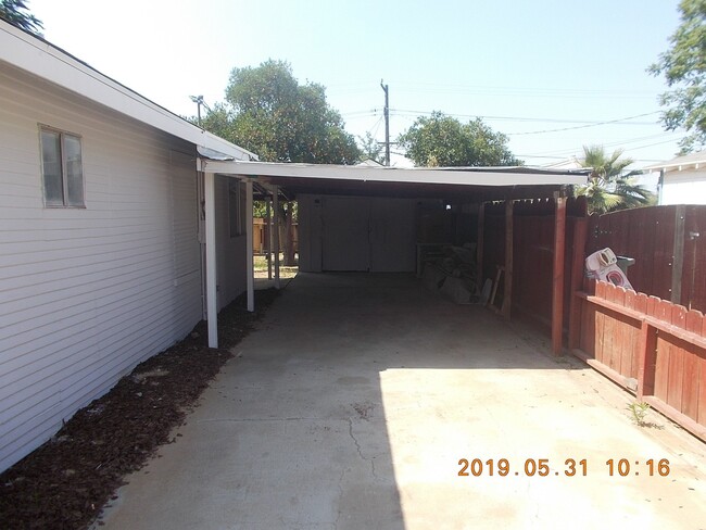 Building Photo - 2 bedroom 1 bathroom ready to move in