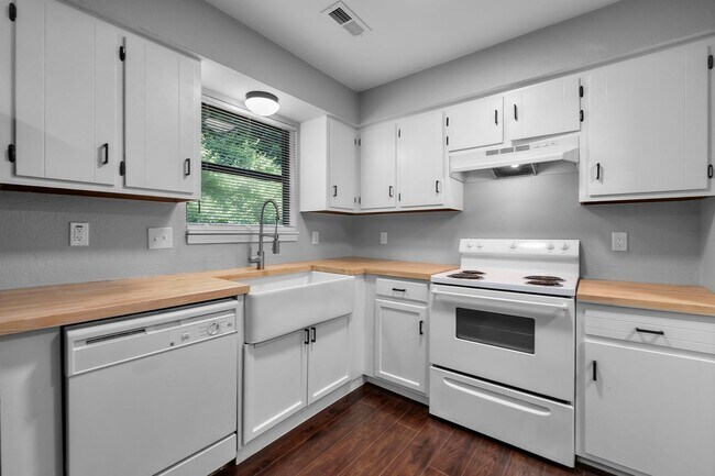 Building Photo - Charming 2-Bedroom Duplex in an Established Neighborhood