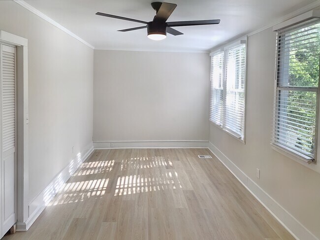 Building Photo - 411 W 35th St