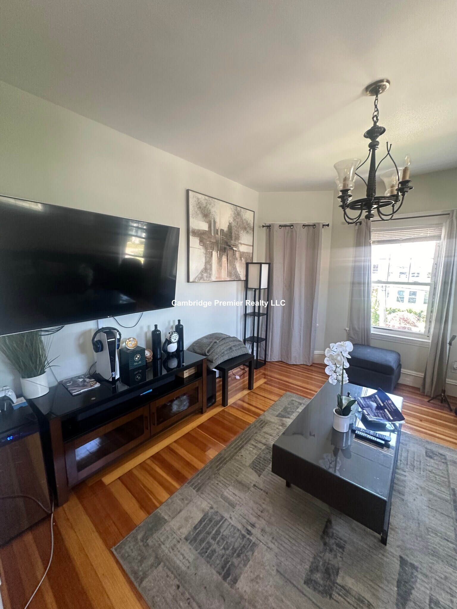 Building Photo - 399 School St