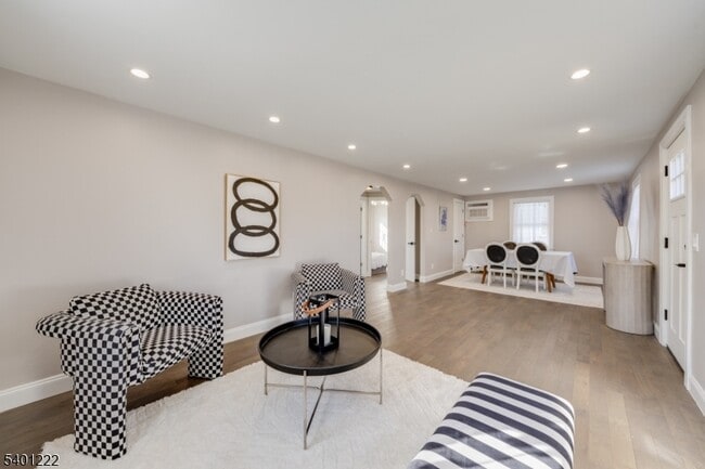 Building Photo - 21 Lombardy Pl