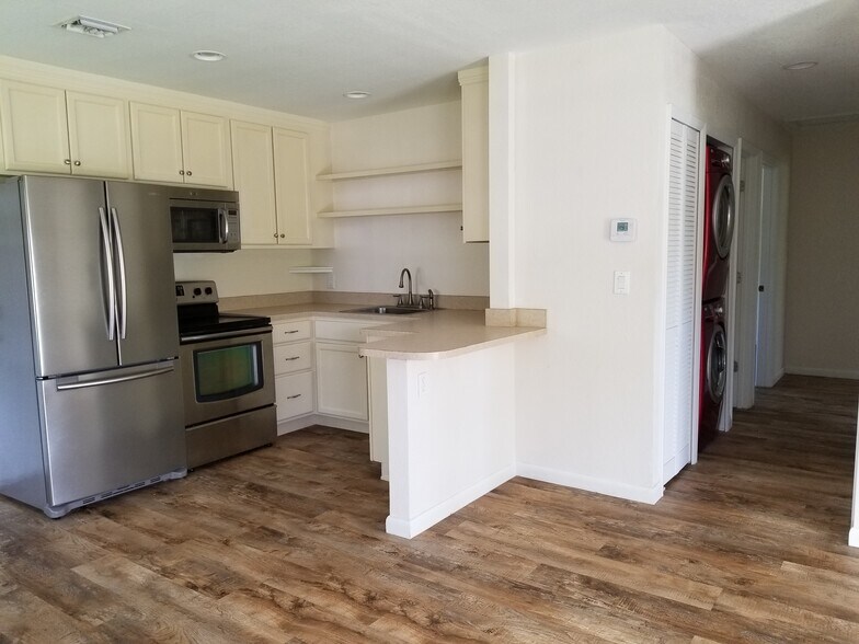 Kitchen / Hallway - 8682 SE Kingsley St
