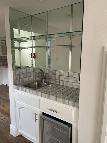 Wine/coffee bar open to Family Great Room... - 2220 Curtis Ave
