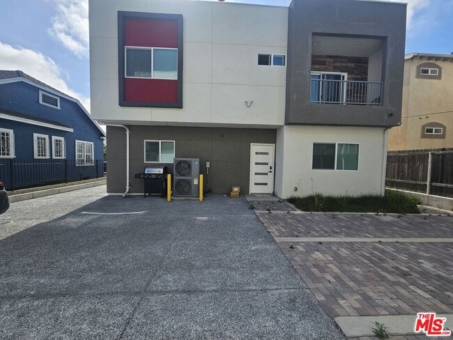Building Photo - 868 N Edgemont St