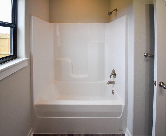 Building Photo - 4 Bedroom 2 Bathroom Home In Farmington, AR.