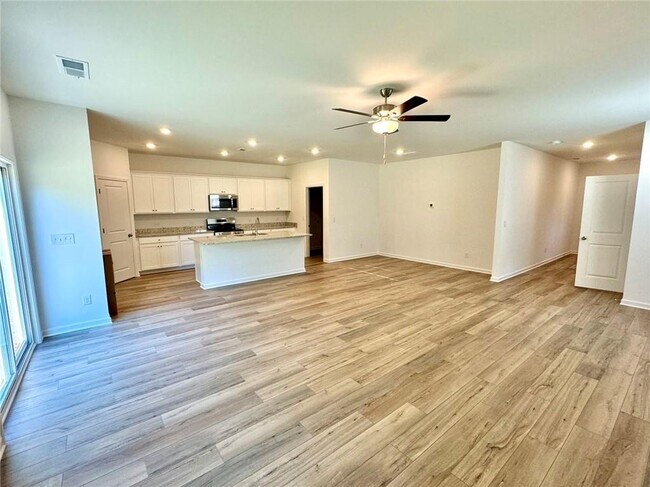 Building Photo - 6015 Deer Run St