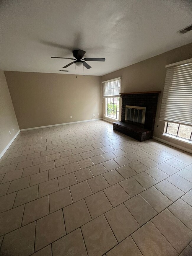 Building Photo - 424 E Prosperity Ave