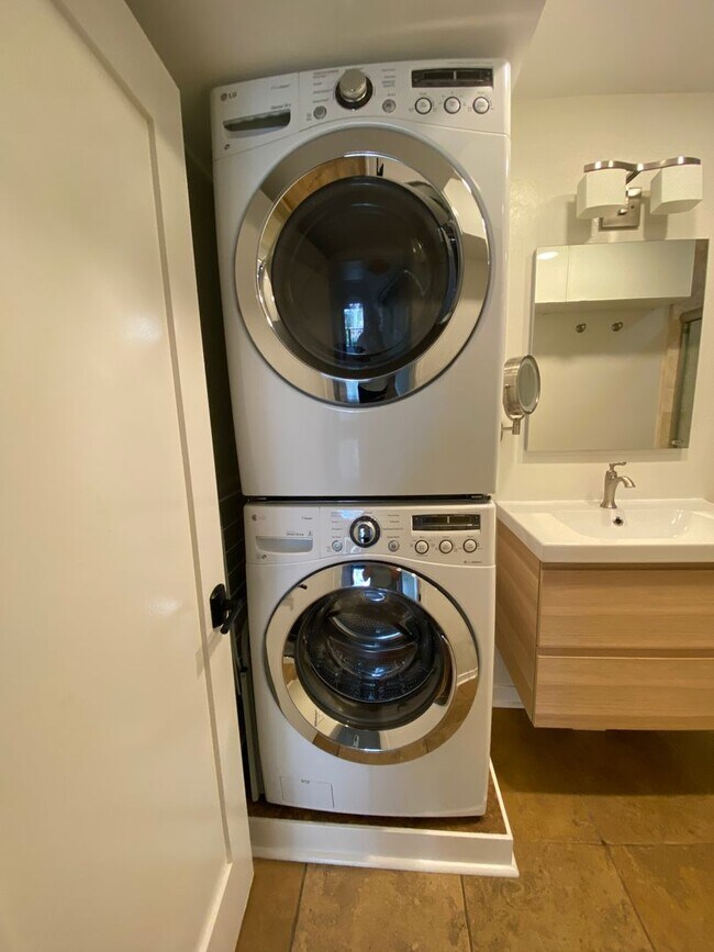 Building Photo - Elegant, Multilevel 3 Bedroom 2 Bathroom in Hillcrest / North Park with Outdoor Space