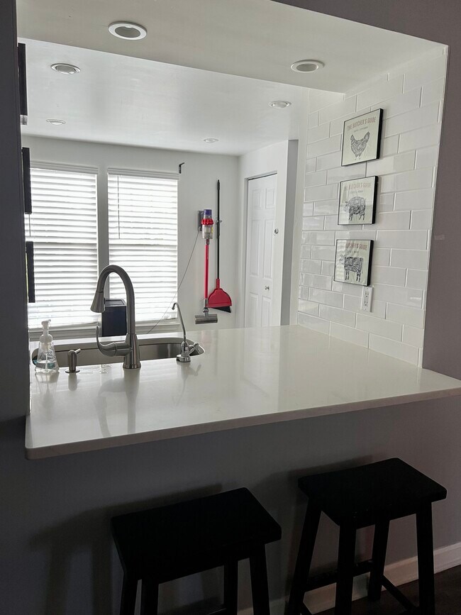 Breakfast bar - 3345 Canton Ct