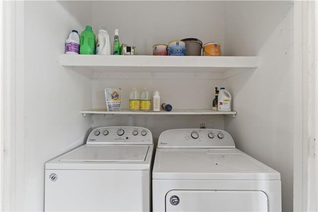 Building Photo - Cute 4 Bedroom 2 Bath home close to campus!
