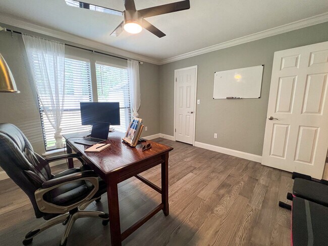 Building Photo - 3BR/2BA POOL HOME in SW Gainesville - avai...