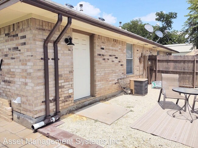 Building Photo - $1195 -Charming duplex in Pilot Point