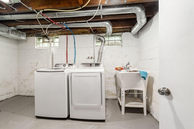 Building Photo - 230 E Royal Forest Blvd