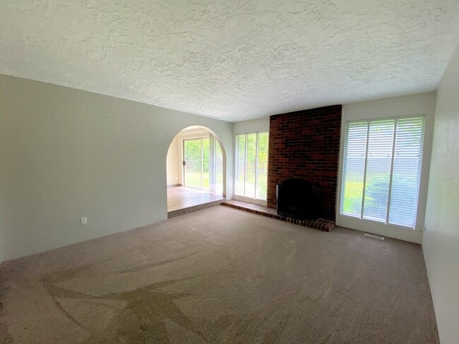 Building Photo - Spacious 4 Bedroom, 2 Bath Home with Large Yard -