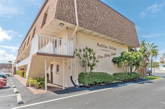 Building Photo - 2 bedroom 2 bath Direct river front.