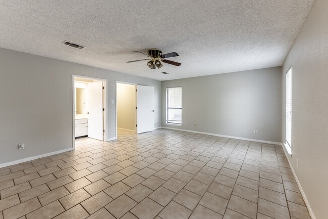 Building Photo - 1914 Rosewood Ln