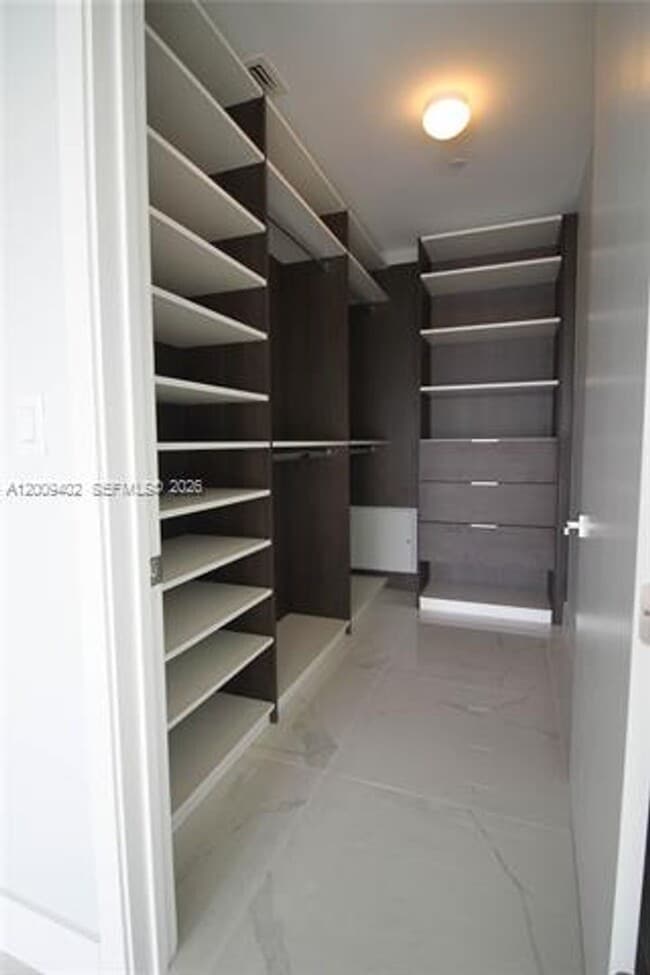 Building Photo - 5000 Island Estates Dr