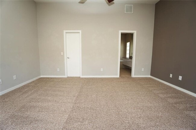 Building Photo - Stunning Townhouse In A Great Location Nea...
