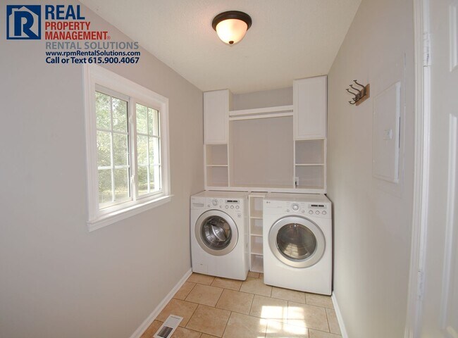 Building Photo - Amazing 4 bd 3 bath home! Fenced-in yard, Attached garage and Bonus room, washer & dryer included!