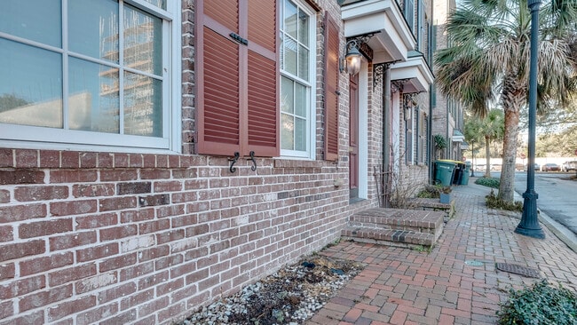 Building Photo - 407 E Hull St