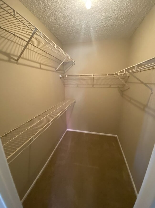 Building Photo - Large 2 bedroom 2 bath Condo