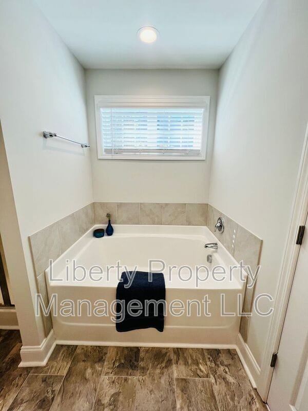 Building Photo - 326 Countryside Dr